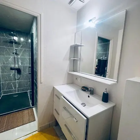 1e Apartment